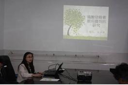 图4 13级药学班学长进行讲座 图4 13级药学班学长进行讲座