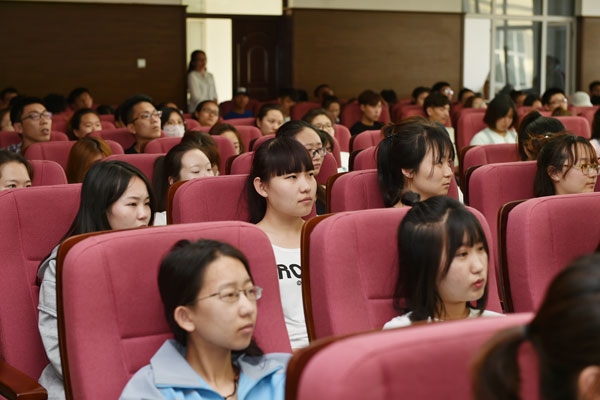 学生认真听取讲座 学生认真听取讲座